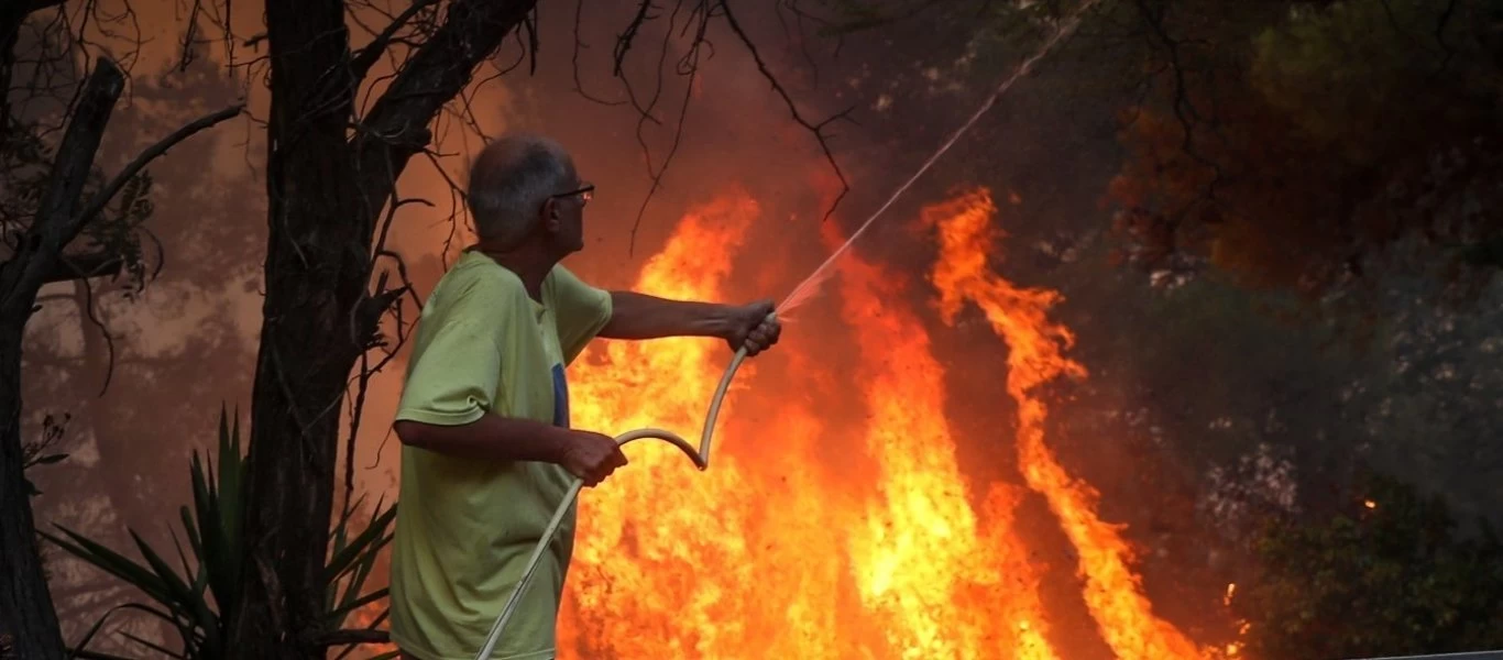 Οργισμένη κάτοικος στις Αφίδνες: «Καήκαμε γ@μω την τρέλα μου - Ήταν στα 2 μέτρα δεν ήρθε κανείς»